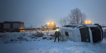 Microbuz răsturnat pe un drum național înzăpezit