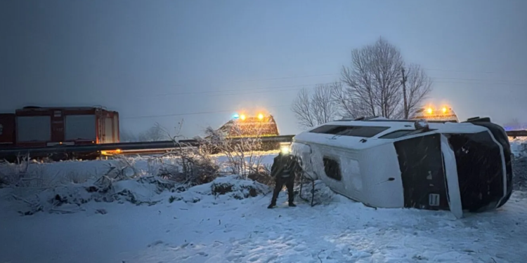 Microbuz răsturnat pe un drum național înzăpezit