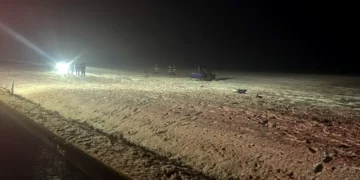 Mașină răsturnată pe câmp, doi bărbați au murit