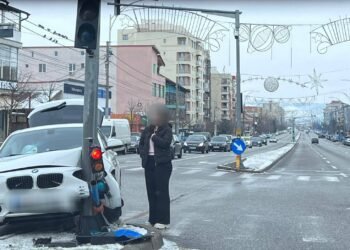 A distrus un BMW și un semafor