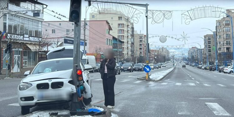 A distrus un BMW și un semafor