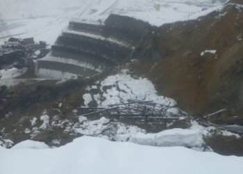 Excavator uriaș, înghițit de pământ. Cărbunele pentru iarnă, în pericol