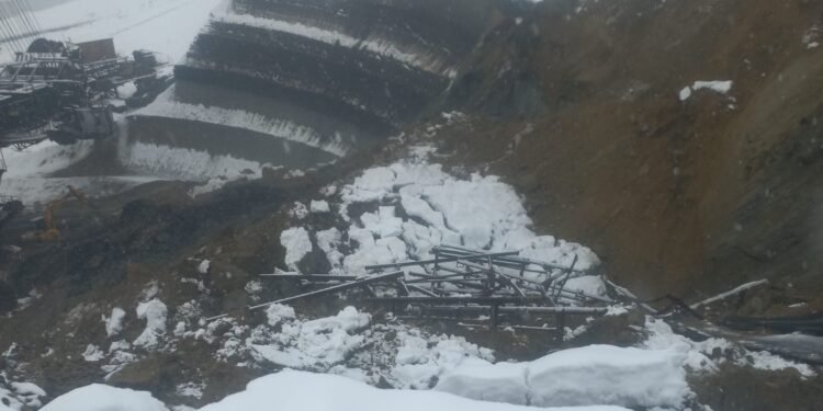 Excavator uriaș, înghițit de pământ. Cărbunele pentru iarnă, în pericol