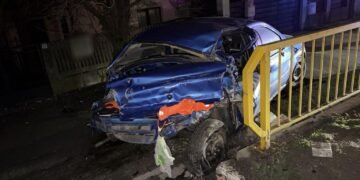 Mașină făcută zob într-un stâlp, tineri de 19 ani implicați. Lecție dură pentru șoferii începători
