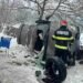 Mașini făcute praf, una răsturnată, cinci copii și trei adulți la spital