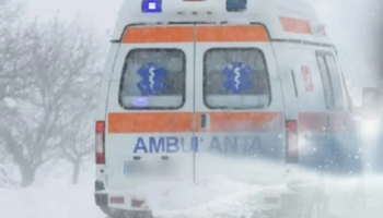 Ambulanță blocată în zăpadă