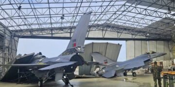 Avioane militare avariate în hangar