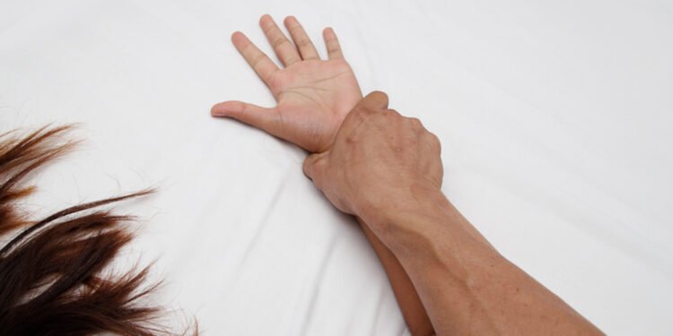 Drama femeilor care își sacrifică viața în străinătate: bătută de soț pentru banii munciți în Italia