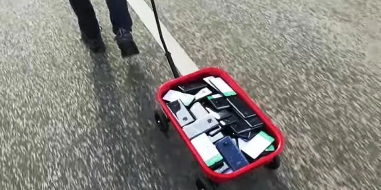 Ambuteiaj fantomă pe Google Maps. Cum a reușit un artist să blocheze virtual un oraș cu 99 de telefoane