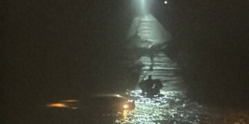 A căzut cu mașina în apele reci ale Jiului