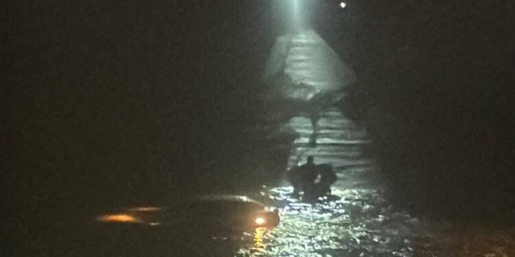 A căzut cu mașina în apele reci ale Jiului