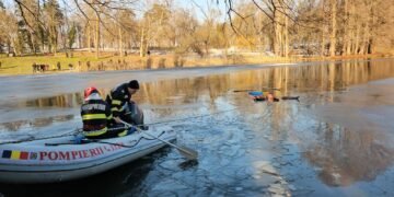 Copilă de 5 ani, prinsă în ape înghețate. Salvatorii!