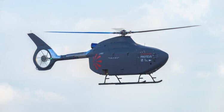 Marina Regală britanică testează primul elicopter autonom de mari dimensiuni pentru urmărirea submarinelor