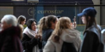 Coșmar pe șine: pasageri blocați peste 10 ore în întuneric, frig și fără toalete