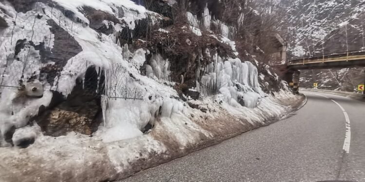 Alertă pe șosele. Gheața de pe versanți amenință siguranța șoferilor!