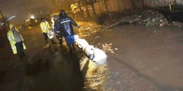 Pârâul ieșit din matcă crește de la minut la minut: saci de nisip, intervenții de urgență și ploi fără oprire