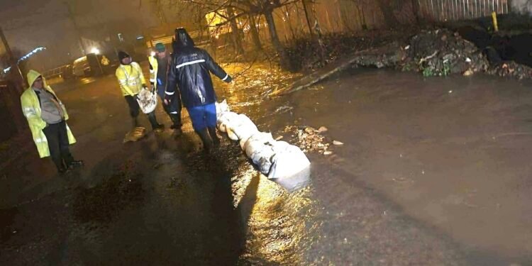 Pârâul ieșit din matcă crește de la minut la minut: saci de nisip, intervenții de urgență și ploi fără oprire