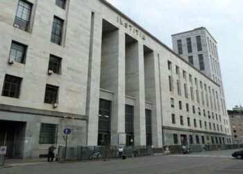 Om de afaceri român cu mai multe identități, găsit mort după o cădere de la etajul 4