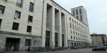 Om de afaceri român cu mai multe identități, găsit mort după o cădere de la etajul 4