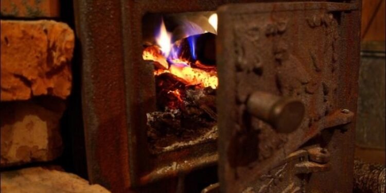 Au ars cu case cu tot. Jarul căzut din sobe le-a fost fatal!