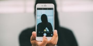 Live pe Facebook! S-a dezbrăcat, a înjurat și a amenințat