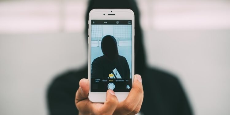 Live pe Facebook! S-a dezbrăcat, a înjurat și a amenințat