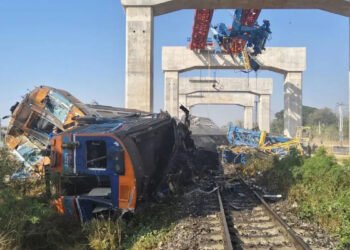 Thailanda: O macara s-a prăbușit peste un tren de pasageri. Cel puțin 22 de morți și zeci de răniți
