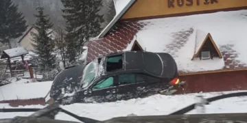 O mașină a „aterizat” pe acoperișul unei pensiuni