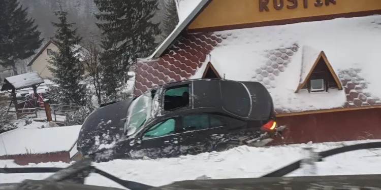 O mașină a „aterizat” pe acoperișul unei pensiuni
