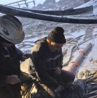 Minerii din carierele Complexului Energetic Oltenia muncesc la minus 12 grade Celsius: „Metalul îți lipește mâna, frigul nu iartă”