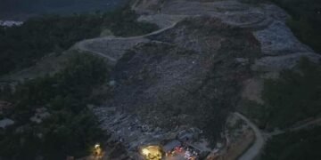 Zeci de oameni îngropați sub un munte de gunoaie