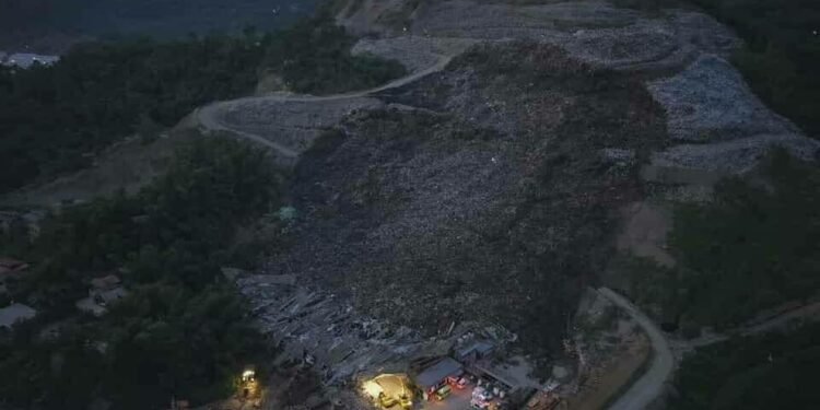 Zeci de oameni îngropați sub un munte de gunoaie