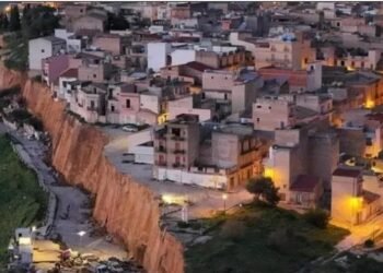 Cum a ajuns un oraș pe marginea prăpastiei