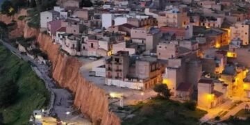 Cum a ajuns un oraș pe marginea prăpastiei