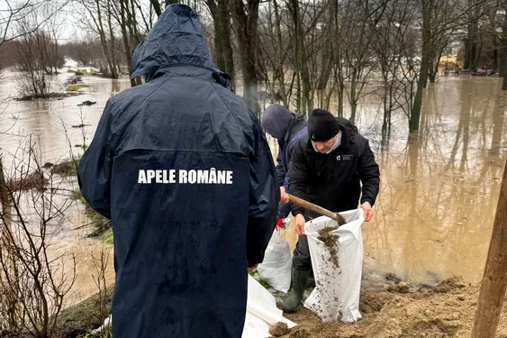 Pescari surprinși de viitură