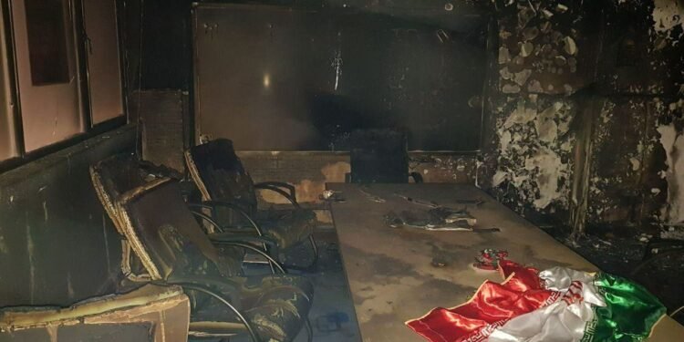 Iranul fierbe: baze militare incendiate, milioane de oameni în stradă și apeluri deschise la schimbarea regimului