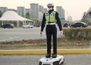 „RoboCops” pe străzile Chinei. Roboți-polițiști dirijează traficul și avertizează pietonii în timp real