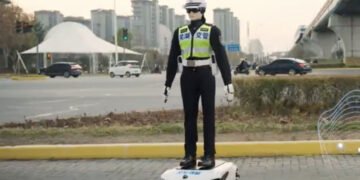 „RoboCops” pe străzile Chinei. Roboți-polițiști dirijează traficul și avertizează pietonii în timp real