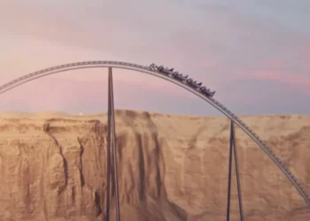 Cel mai mare roller coaster din lume pornește în Arabia Saudită. Trei recorduri mondiale într-un singur parc
