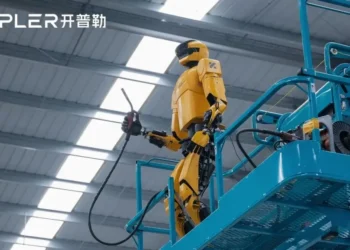 Primii roboți care sudează își încep munca