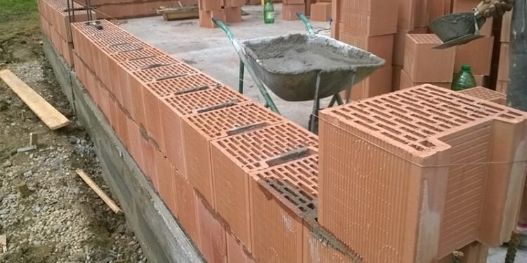 Face zeci de angajări în Gorj. Ce salarii oferă!