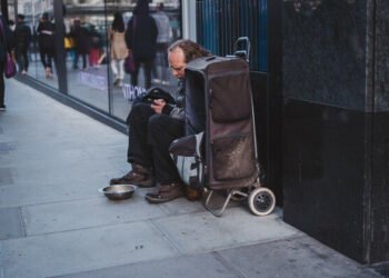 Alarmă socială în Marea Britanie: „sărăcia foarte profundă” a atins un record al ultimilor 30 de ani