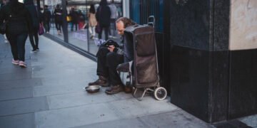 Alarmă socială în Marea Britanie: „sărăcia foarte profundă” a atins un record al ultimilor 30 de ani