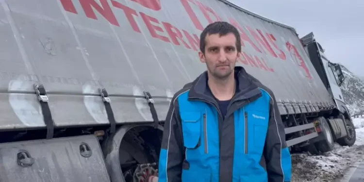 I-au luat roțile și motorina, după ce camionul s-a răsturnat