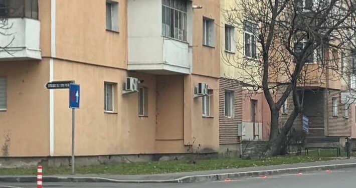 Vandalism pe banii comunității, la Târgu Jiu: stâlpi de siguranță rutieră rupți la o zi după montare