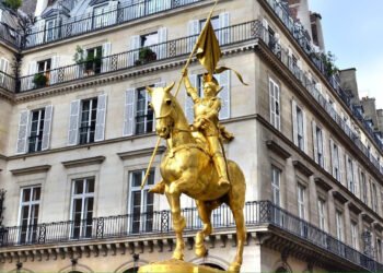 A smuls sabia din mâna statuii Ioanei d’Arc