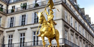 A smuls sabia din mâna statuii Ioanei d’Arc