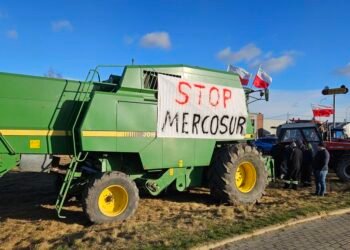 🚜 Polonia fierbe: fermierii ies masiv în stradă împotriva acordului UE–Mercosur