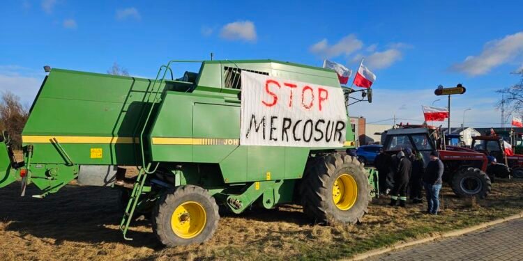 🚜 Polonia fierbe: fermierii ies masiv în stradă împotriva acordului UE–Mercosur