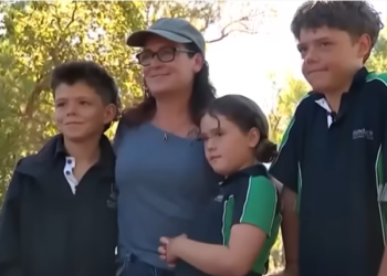 Curaj dincolo de vârstă: un băiat de 13 ani a înotat patru kilometri pentru a-și salva familia